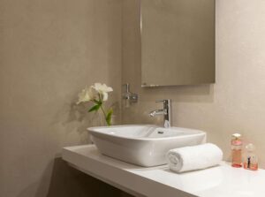 Plaatsing van een wastafel met moderne kraan