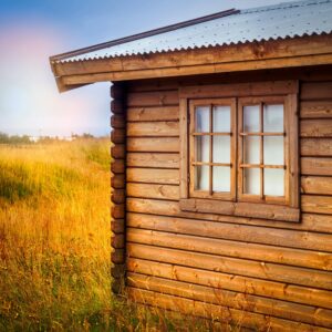 houten hut in een weiland