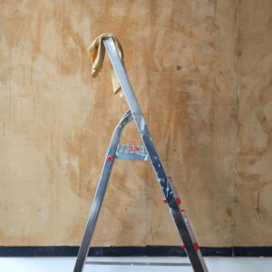 trapladder naast een afgewerkte muur
