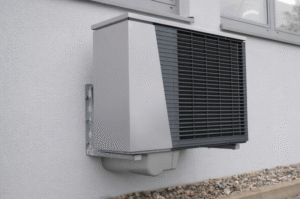 werkende warmtepomp die gemonteerd is tegen de gevel